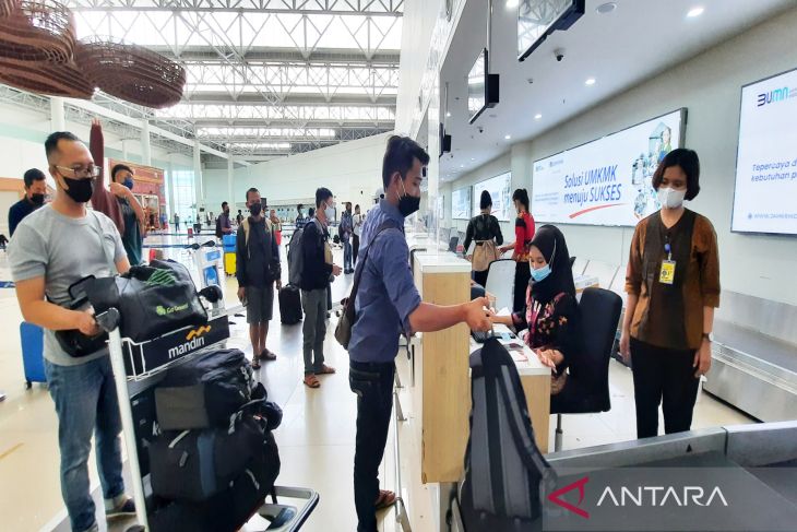 6.568 pemudik melintas di Bandara Internasional Syamsudin Noor