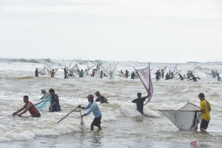 Tradisi tangkap ikan di Pantai Cilaki, Garut