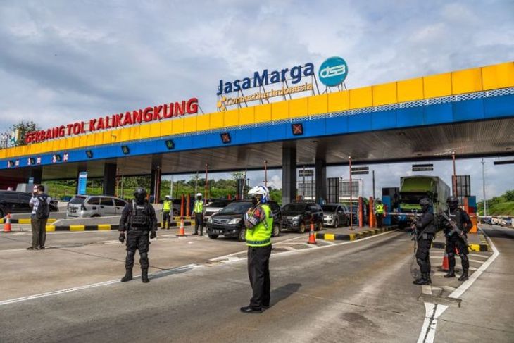 Kendaraan arus mudik di gerbang Tol Kalikangkung