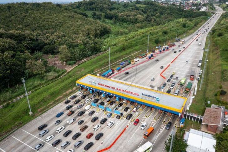 Kendaraan arus mudik di gerbang Tol Kalikangkung