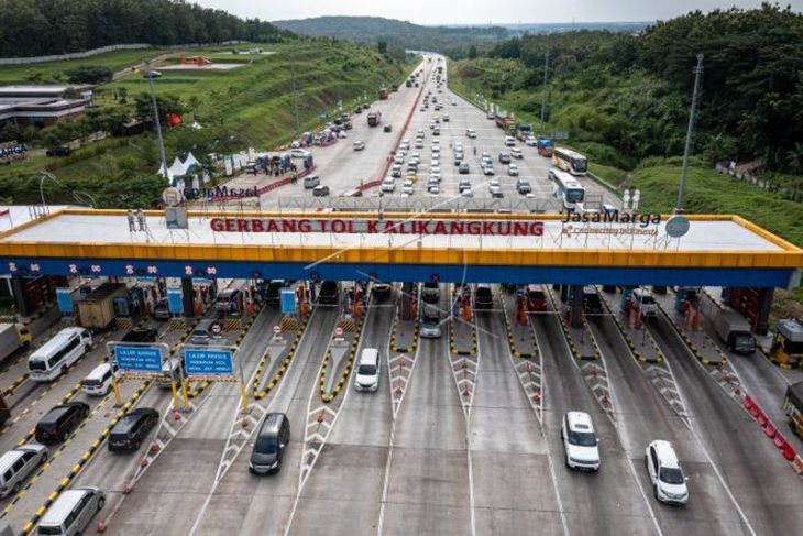 Kendaraan arus mudik di gerbang Tol Kalikangkung