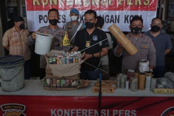 Polisi sita ratusan petasan