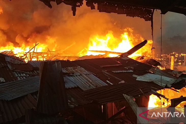 Ratusan kios terbakar di Pasar Wosi Manokwari