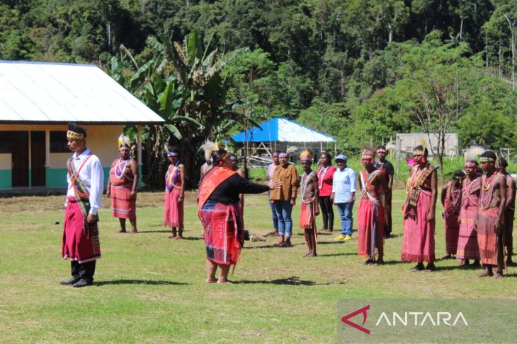 Peserta upacara Hardiknas Kabupaten Tambrauw gunakan pakaian adat