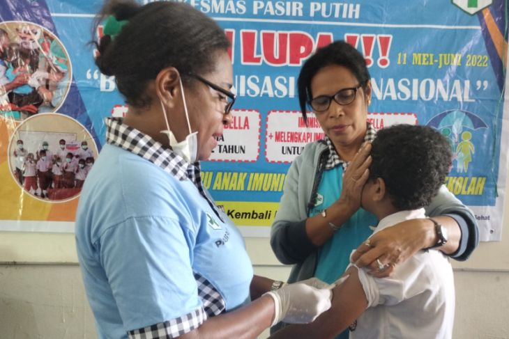 Puluhan pelajar SDI 39 Ayambori Manokwari dapat vaksinasi MR