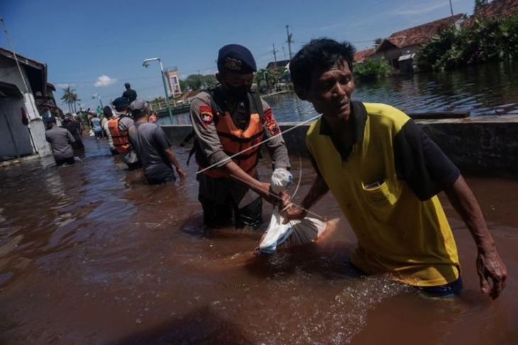 Ruas tanggul Sungai Meduri Pekalongan jebol