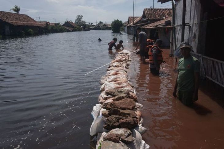 Ruas tanggul Sungai Meduri Pekalongan jebol