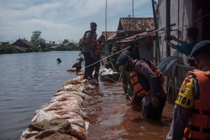 Ruas tanggul Sungai Meduri Pekalongan jebol