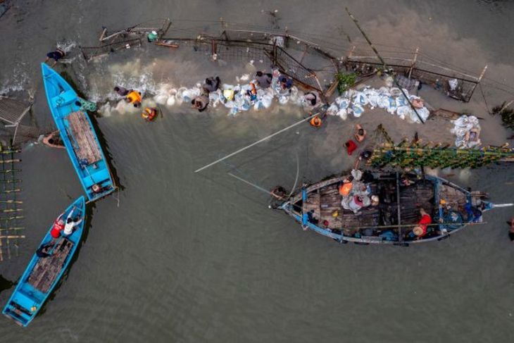 Penanggulangan tanggul jebol di Pelabuhan Tanjung Emas Semarang