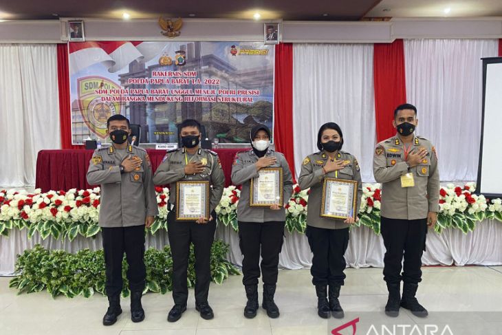 Polres Sorong Kota menerima tiga piagam penghargaan