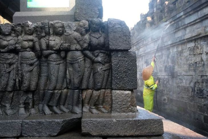 Aksi membersihkan Candi Borobudur