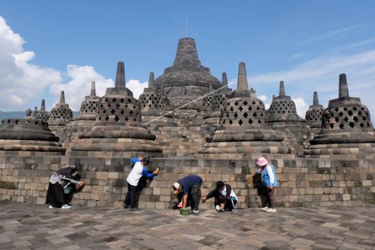 Aksi membersihkan Candi Borobudur