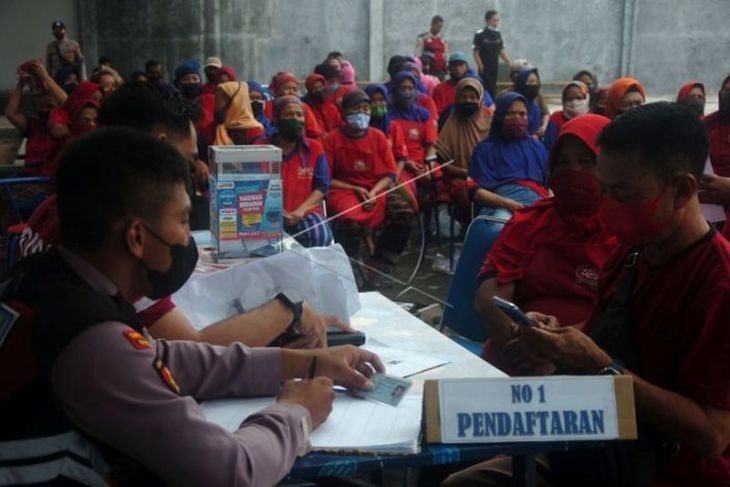 Pemeriksaan kesehatan dan vaksinasi COVID-19 buruh pabrik