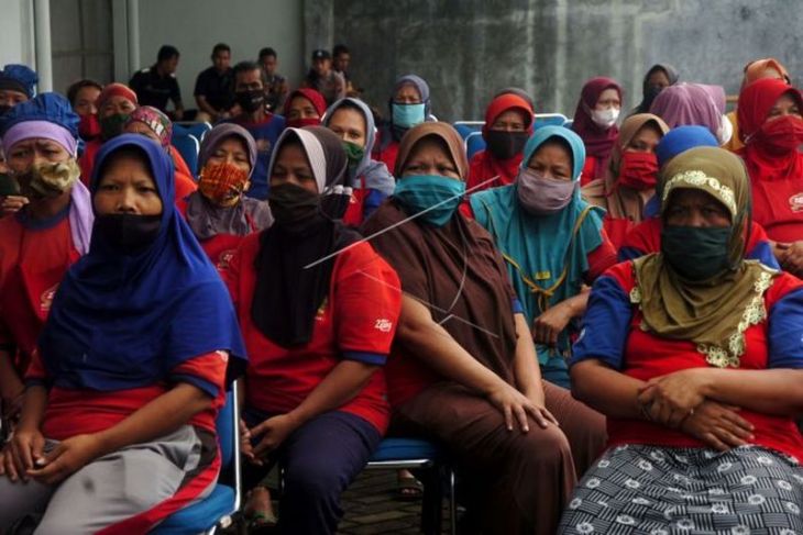 Pemeriksaan kesehatan dan vaksinasi COVID-19 buruh pabrik