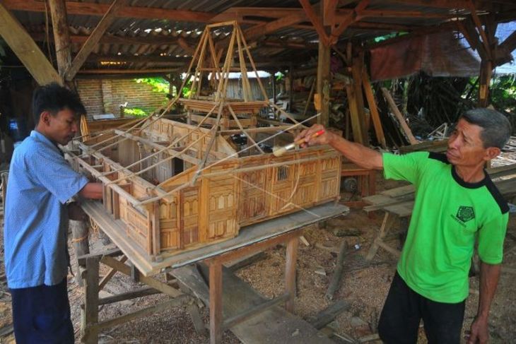 Kerajinan miniatur rumah adat Kudus