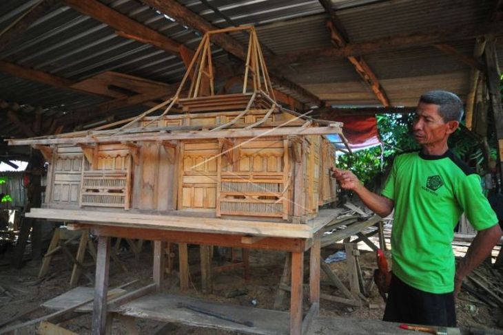 Kerajinan miniatur rumah adat Kudus