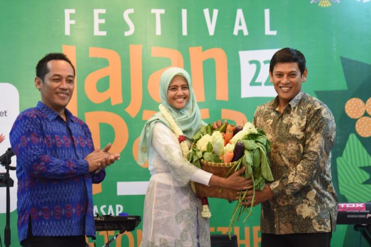 Warga padati festival jajan pasar di Kediri