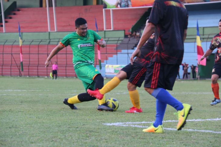 Bobby Nasution ikuti pertandingan sepak bola HUT Kota Medan ke-432