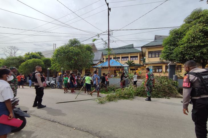 Warga blokade gerbang SMA Negeri 2 Manokwari