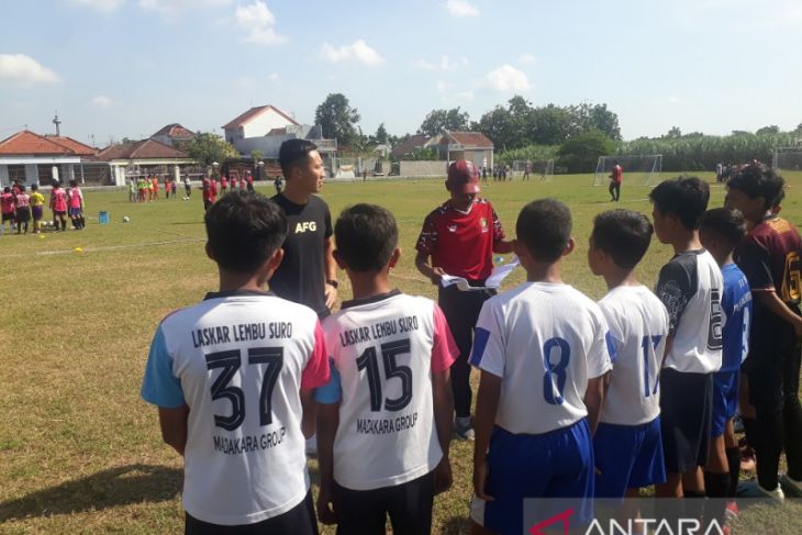Persik Kediri gelar coaching clinic dengan anak-anak SSB