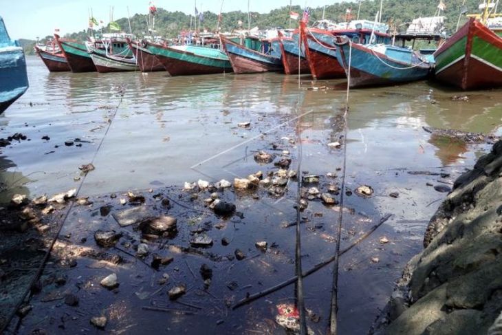 Warga kumpulkan tumpahan minyak mentah di Cilacap