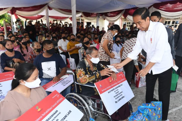 Presiden Jokowi serahkan bantuan langsung ke pedagang Pasar Alasa Nias