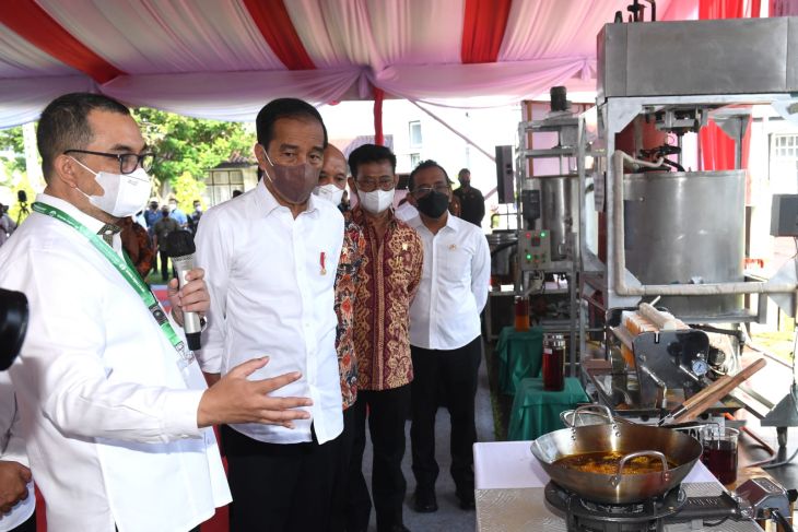 Jokowi tinjau penelitian minyak  makan merah di Medan