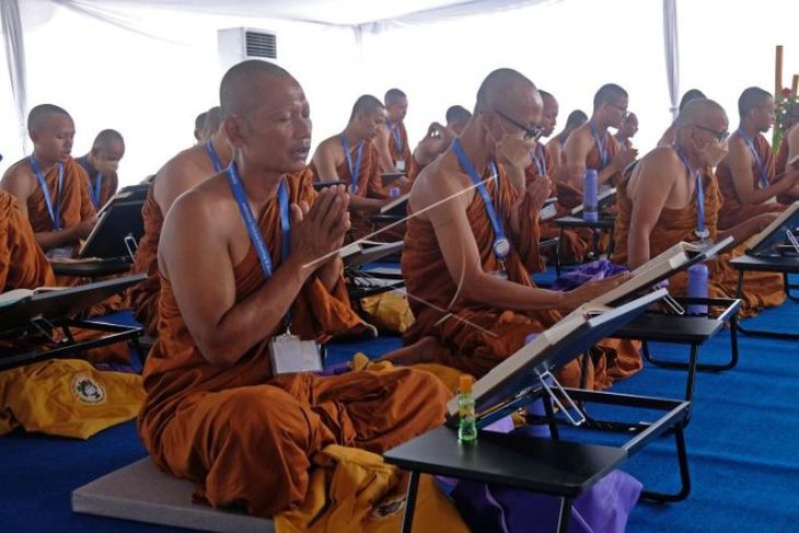 Umat Buddha mengikuti Indonesia Tipitaka Chanting