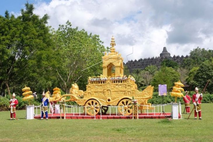 Umat Buddha mengikuti Indonesia Tipitaka Chanting