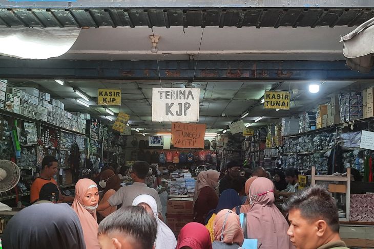 Masyarakat buru toko penjual seragam sekolah di Jakarta Selatan