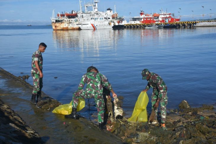 TNI bersama Polri membersihkan sampah plastik di pesisir kota Sorong