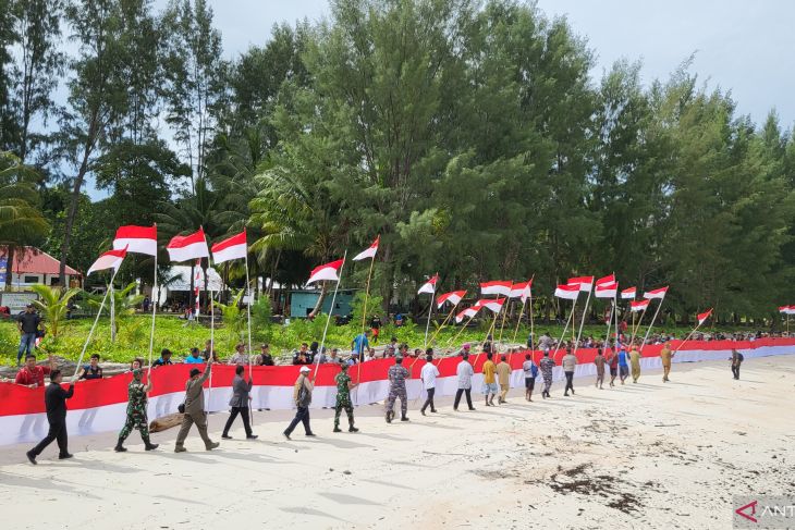 Papua Barat kibarkan bendera di pulau terluar Indonesia