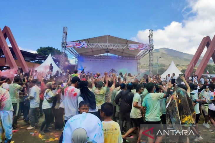 Ribuan peserta meriahkan ANTARA NTB Rinjani Color Run