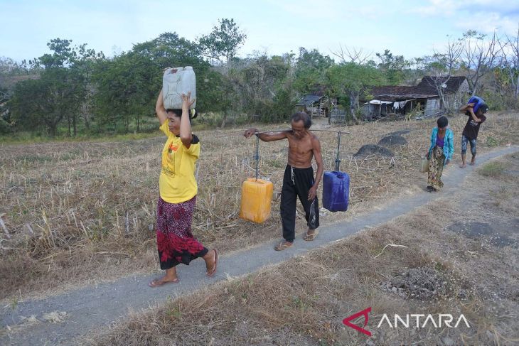 Bantuan air bersih bagi warga terdampak bencana kekeringan di Situbondo