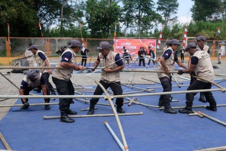 Lomba pasang tenda pengungsi