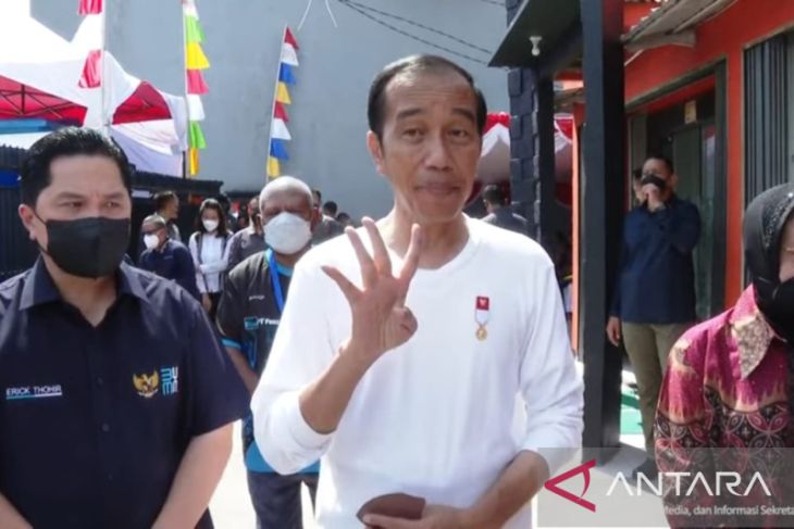 Presiden Jokowi serahkan bantuan pengalihan subsidi BBM di Sentani