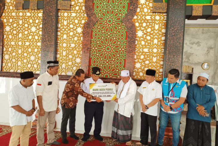 Pj Bupati Aceh Jaya Serahkan Bantuan Rehabilitasi Instalasi Listrik Untuk Mencegah Kebakaran di Dayah