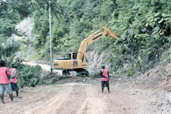 Pemkab Jayapura tangani ruas jalan Dormena-Yongsu Spari