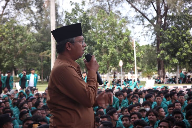 Asisten III Sekda Aceh beri jempol ke massa unjuk rasa tolak kenaikan BBM