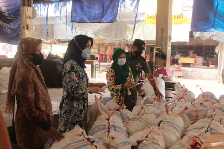 Harga sejumlah bahan pokok di Kediri naik menyusul kenaikan harga BBM