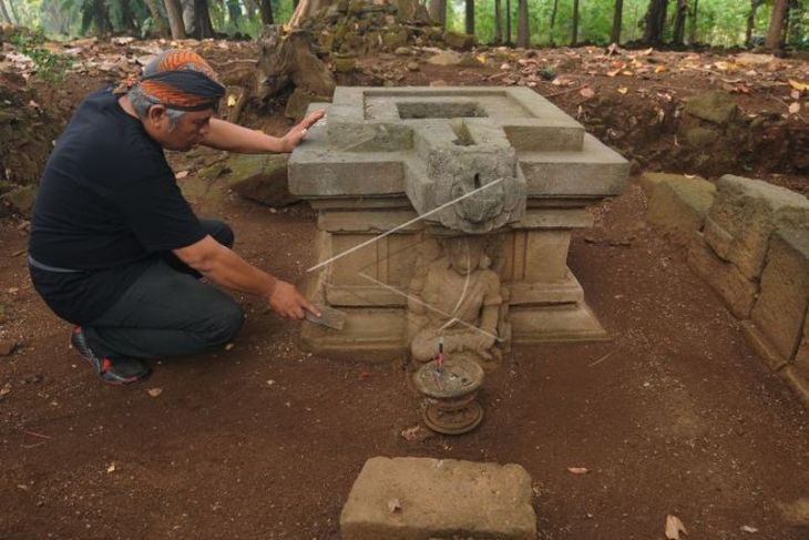 Merawat situs Candi Watu Genuk