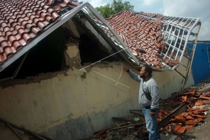 Atap bangunan sekolah ambruk