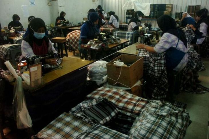 Harga bahan baku kain sarung naik