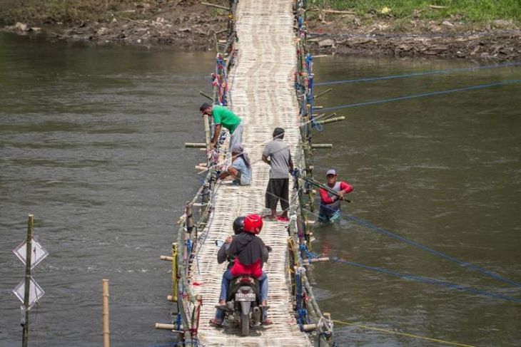 Jembatan alternatif untuk menyeberangi Sungai Bengawan Solo