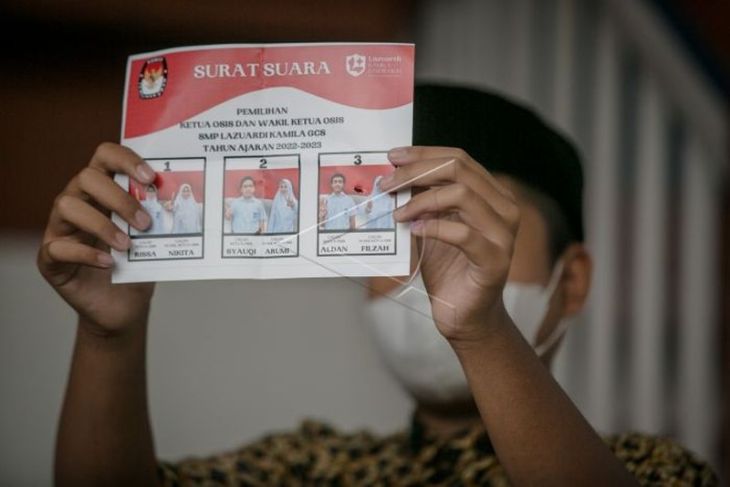 Edukasi pelaksanaan demokrasi pemilu di sekolah