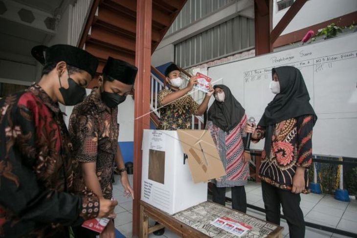 Edukasi pelaksanaan demokrasi pemilu di sekolah