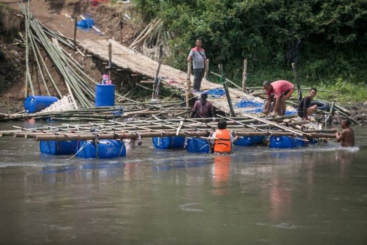 Jembatan darurat sesek bambu rusak