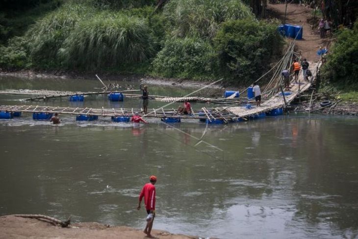 Jembatan darurat sesek bambu rusak