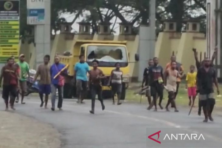 Warga Maripi Manokwari blokade ruas Jalan Trans Papua Barat