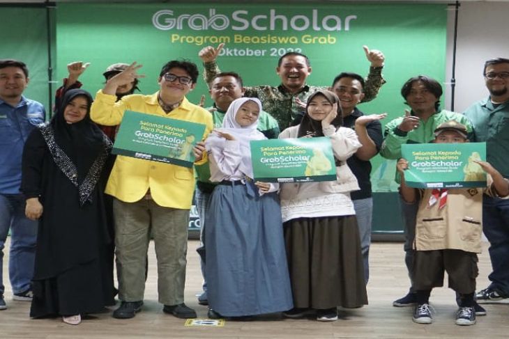 Puluhan anak mitra berprestasi di Medan raih beasiswa Grab